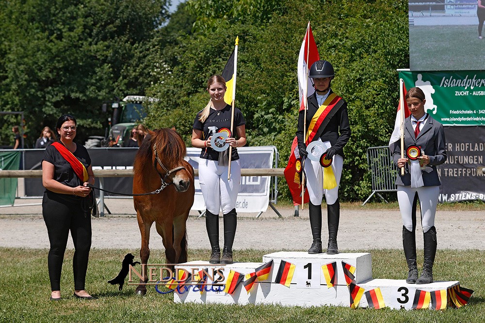 250622_J1.D4 Siegertreppchen.jpg