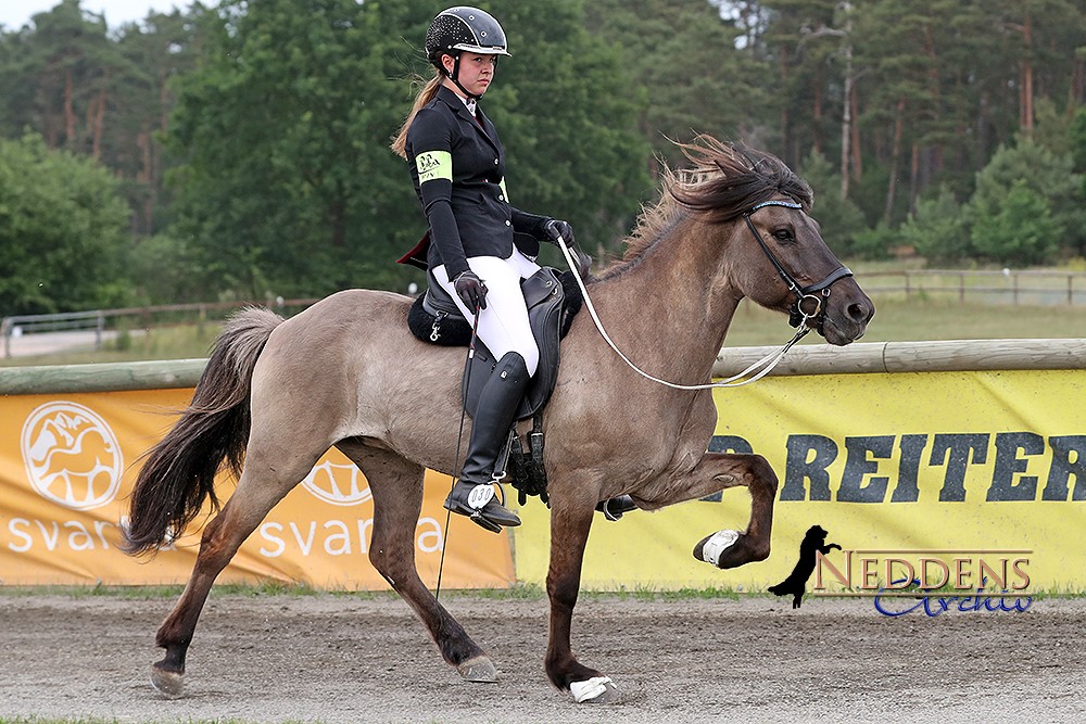 Lena Marie Behrens und Prúður fra Katulabo.jpg