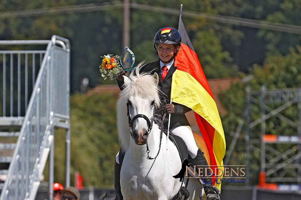 250810_ Feather Prize_ Laura Enderes.jpg